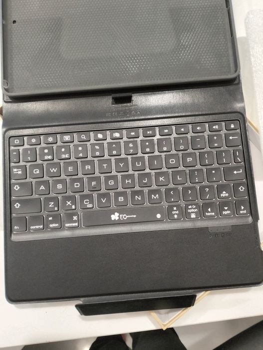 Husa cu tastatura din piele pentru IPad!