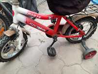 Bicicleta cu roti ajutatoare pentru protectia fetitei dvs