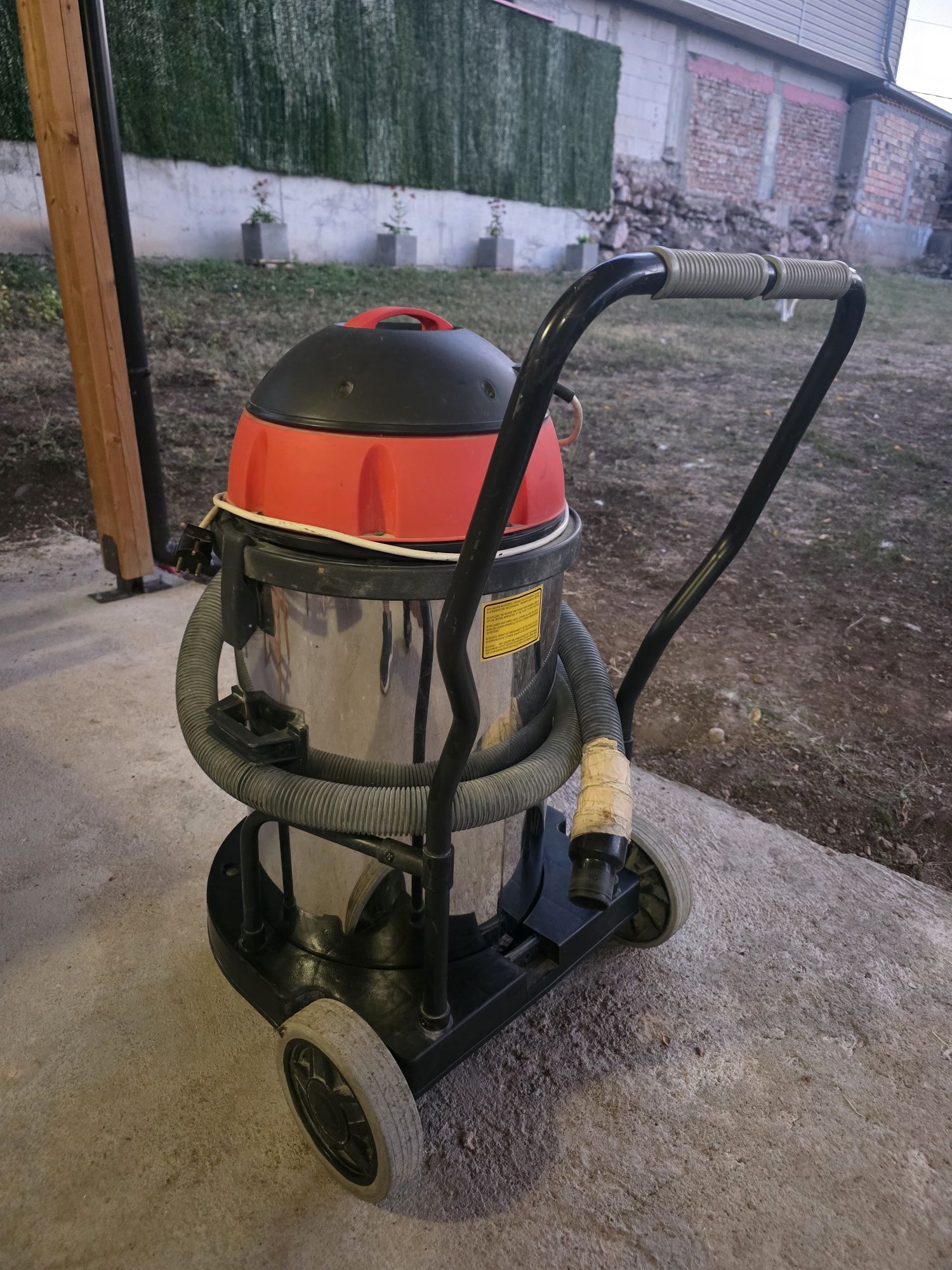 Професионална 3-ри моторна прахосмукачка 3400-3500W.