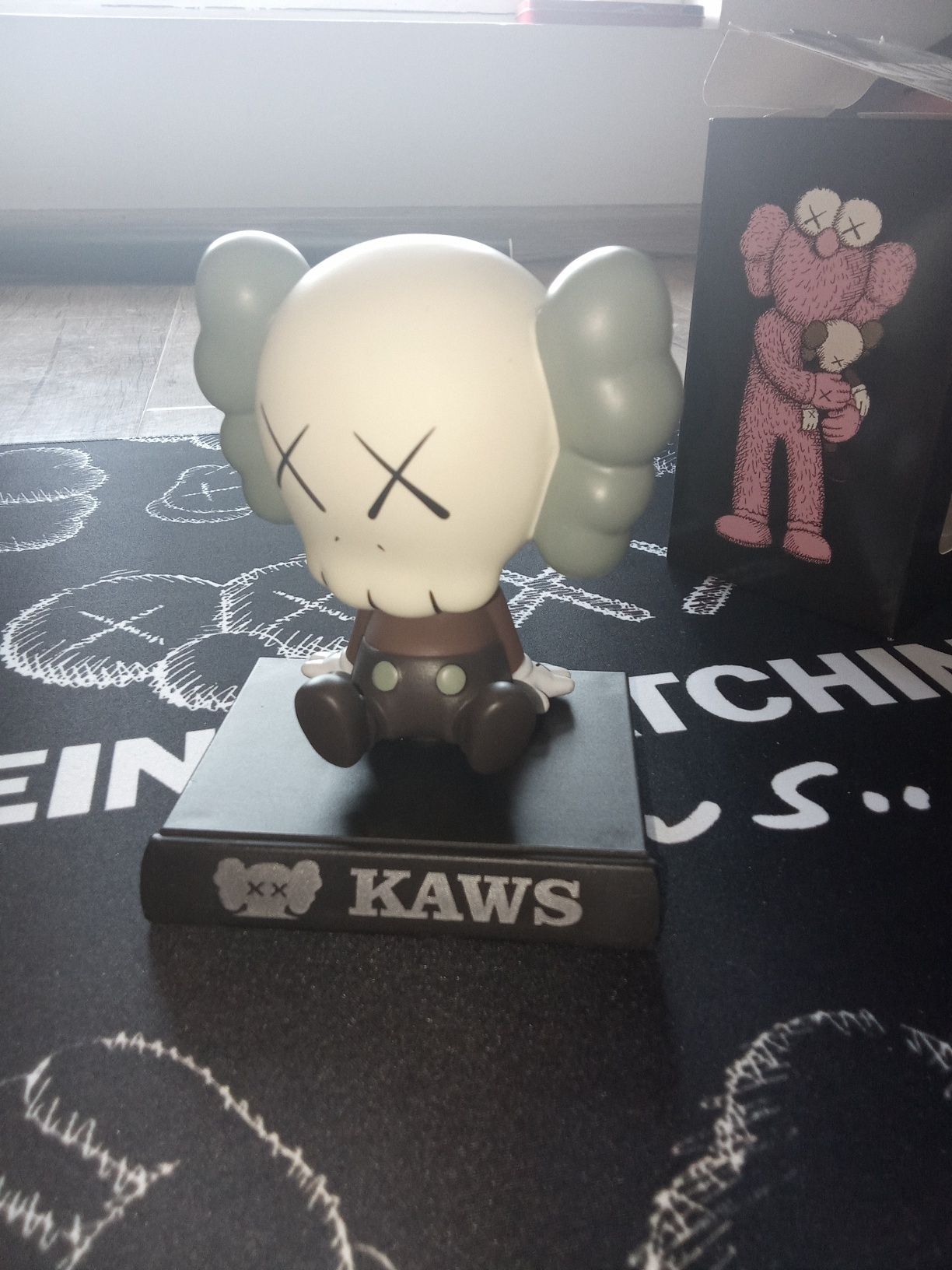 Figurina Kaws shaking head pentru masina