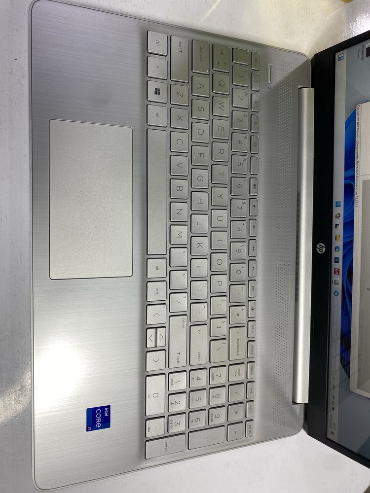 Hp i7 ekrani sensorlik  atiga 7 kun ishlatilgan