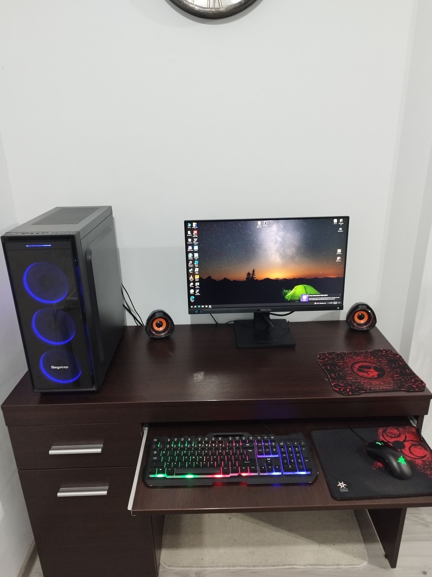 PC Gaming cu monitor, tastatura și mouse