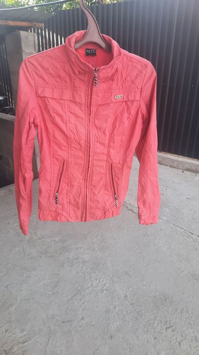 Продам женскую куртку  весеняя