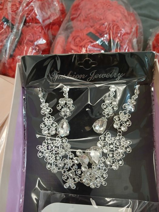 Pret super mic la seturi de coronita plus colier