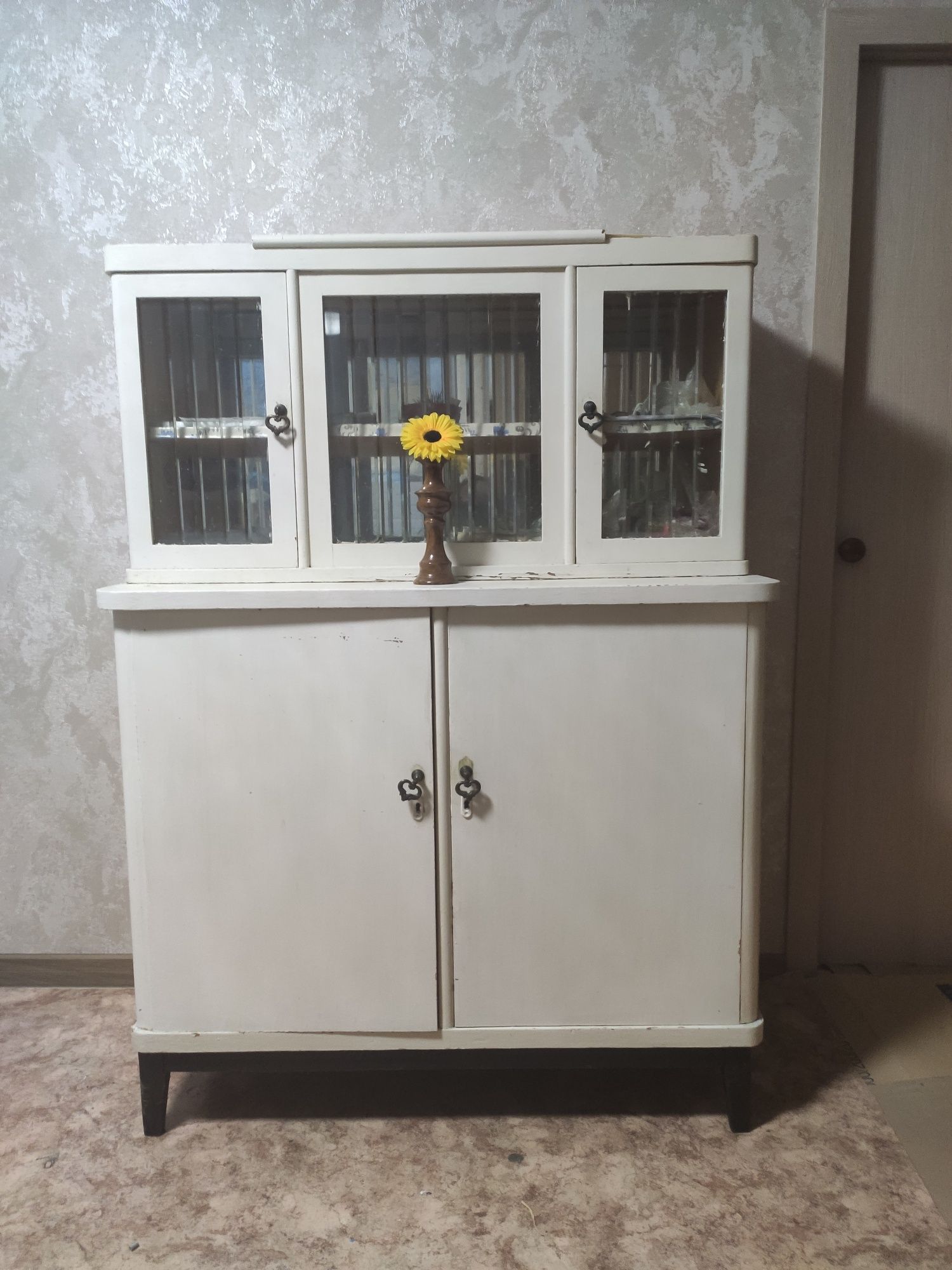 Дёшево продается буфет советских времён для посуды!