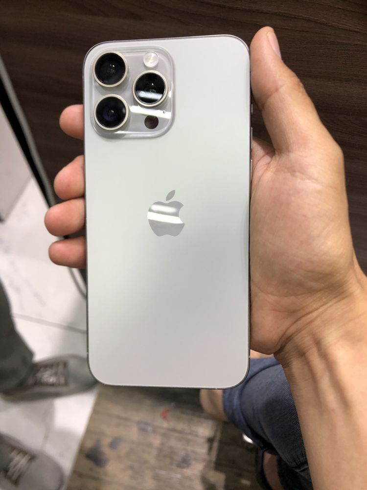 15pro. Max. 256gb.  Natural titan