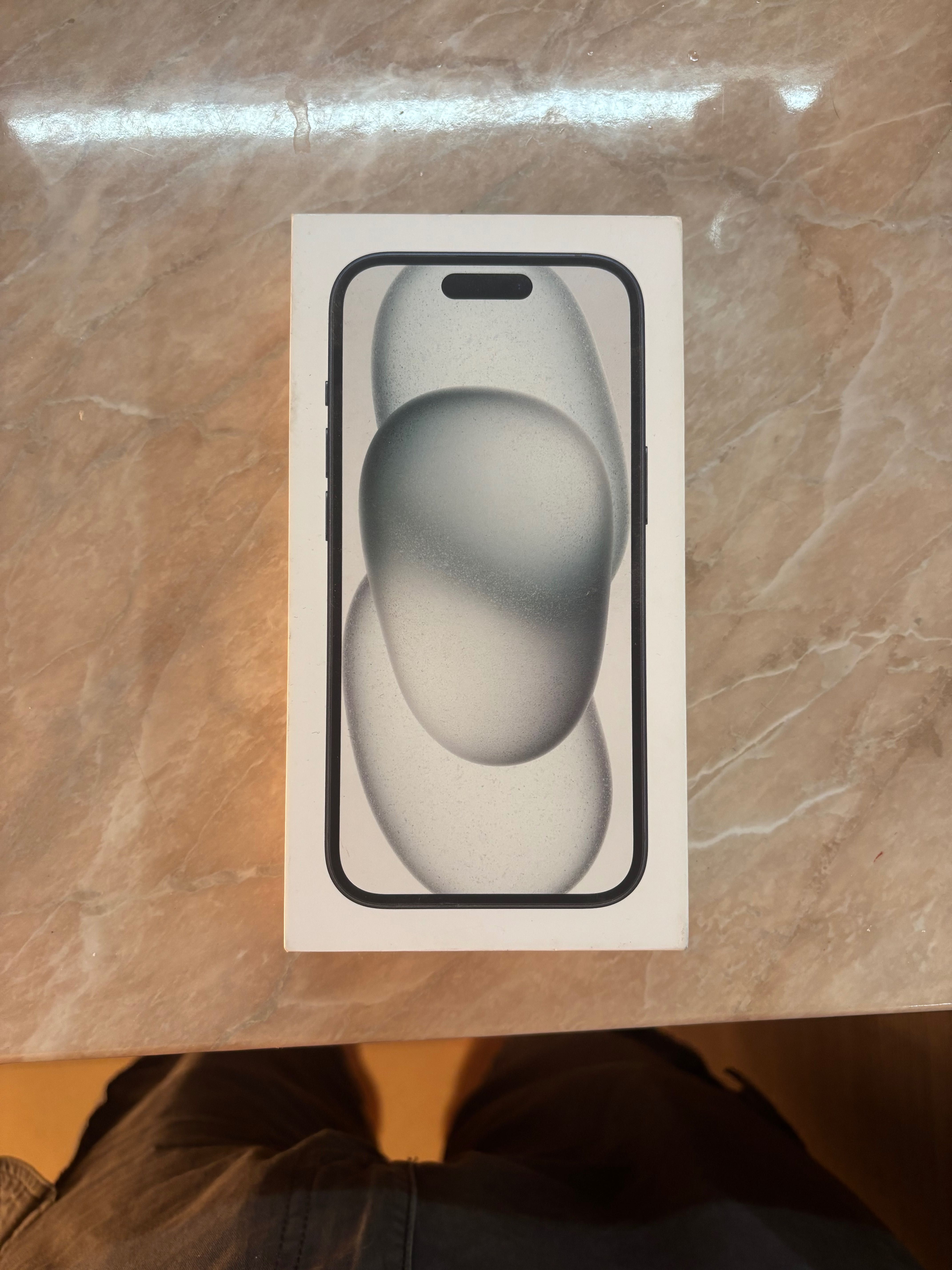 Продавам iPhone 15