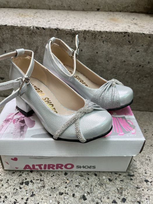 Официални детски обувки на ток