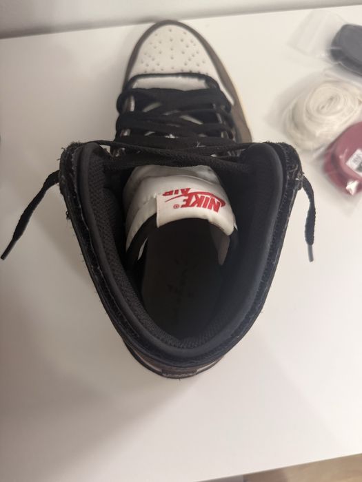 Jordan 1 Travis Scott