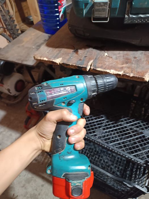 Makita.  6271 D. .