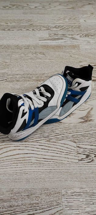 Adidași de vanzare