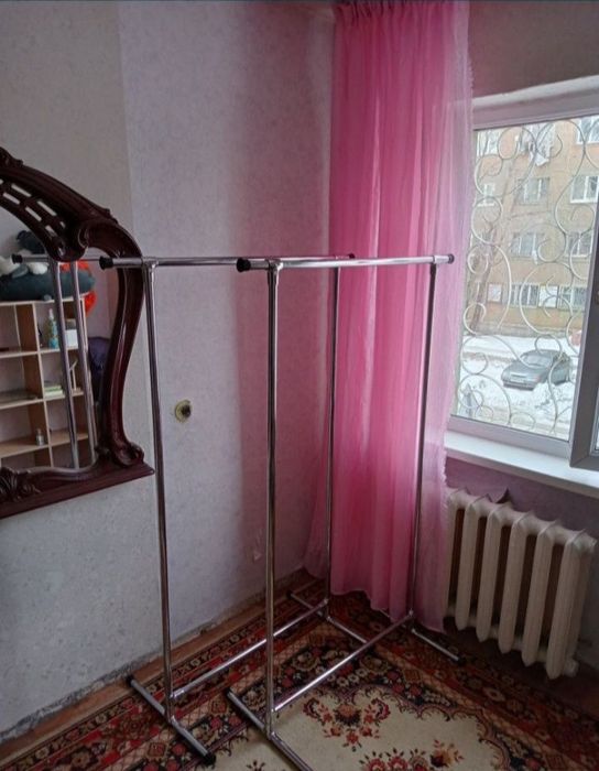 Продам Вешалки напольные новые разбираться