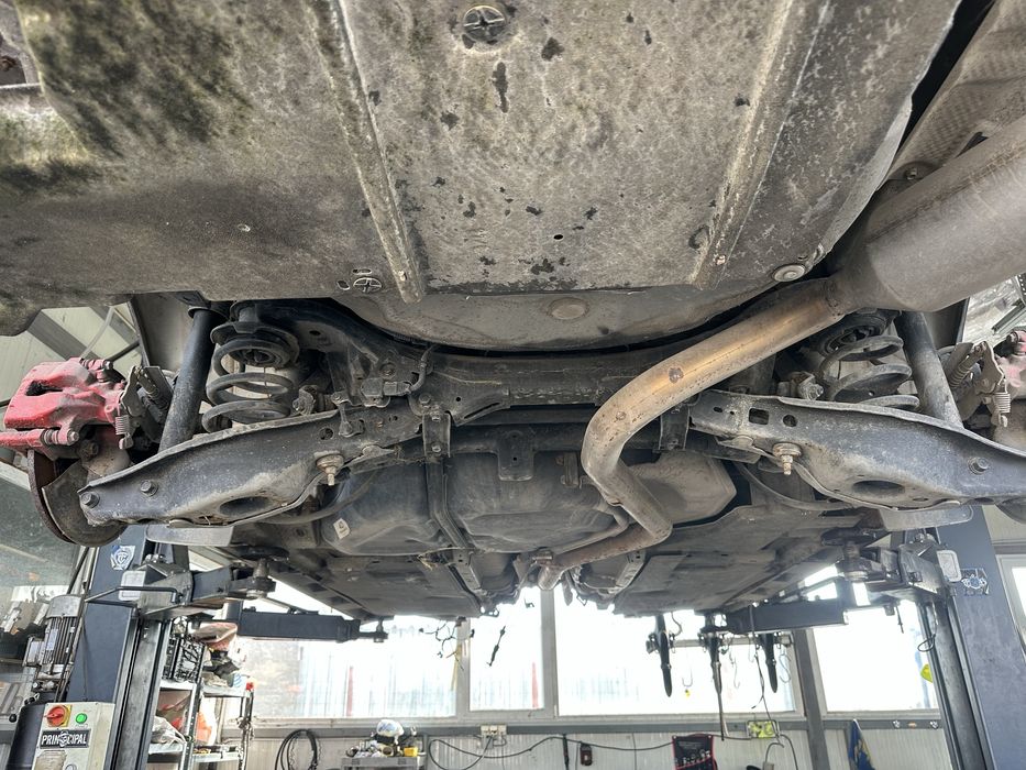 Заден мост за Тойота Авенсис Т27 комби!!!