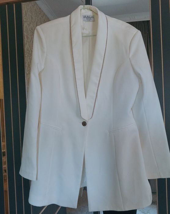 Oq 44 razmerli ayollar kostyumi — bayram, to‘y, tantanalar uchun id