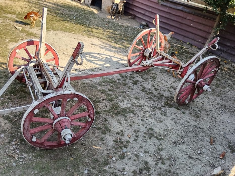 Căruță lemn roti, plug, unelte agricole