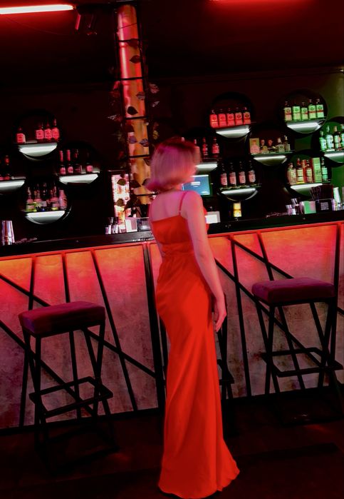 Новое вечерние платья носила только один раз