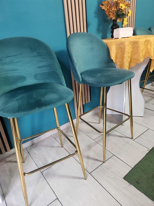 Vand scaune ideale pentru cafenea sau bucatarie tip insula.