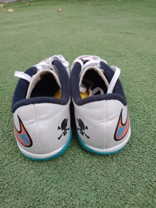 Маратонки за зала номер 34