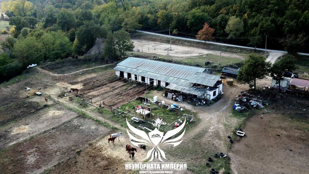 Продавам обор, краварник, склад 1303кв.м. и земя 24727кв. с.Долнослав