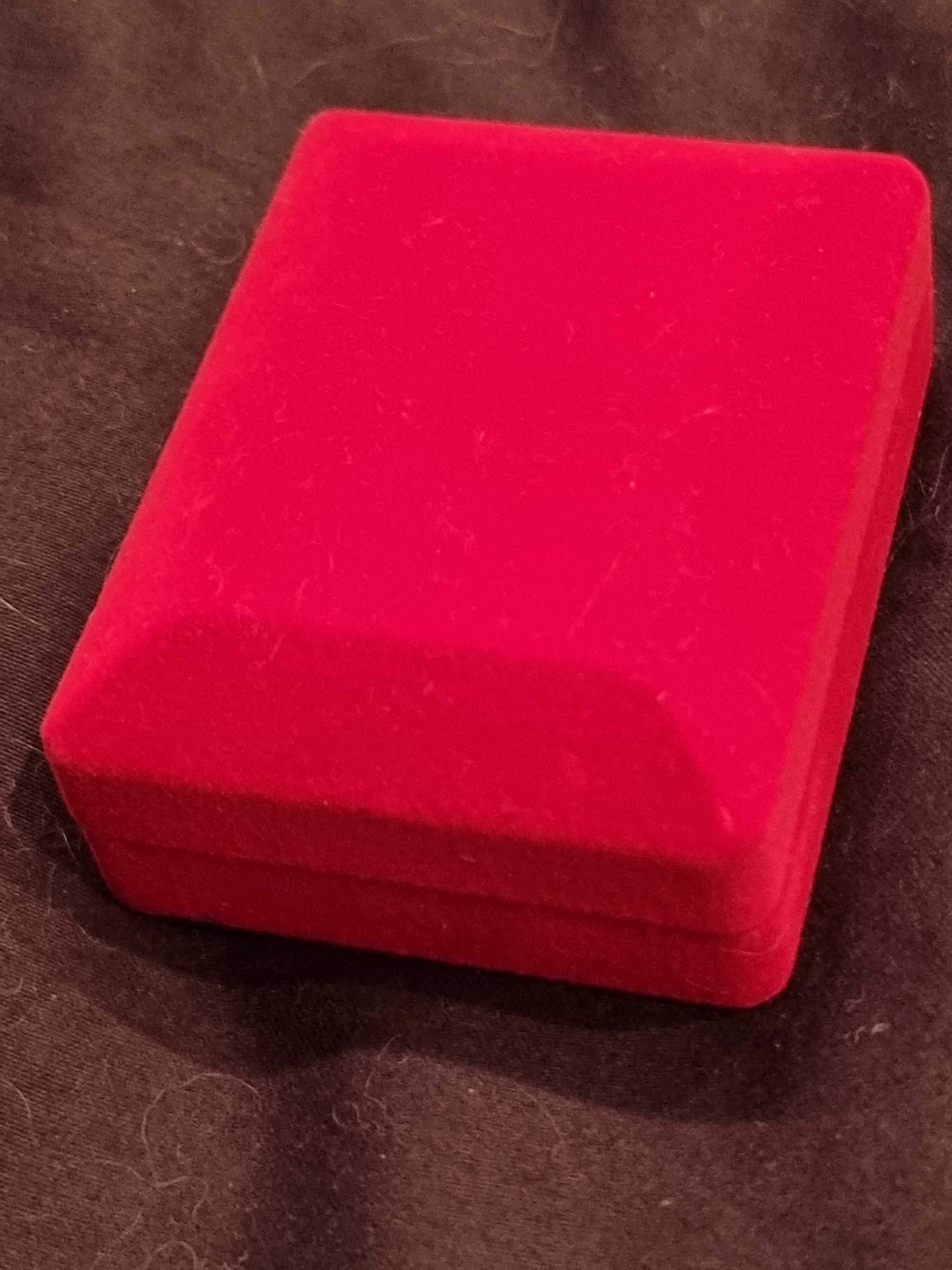 Кутийки за бижута в червен цвят