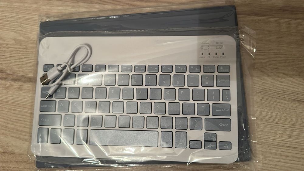 Продам чехол-клавиатуру на Apple Ipad