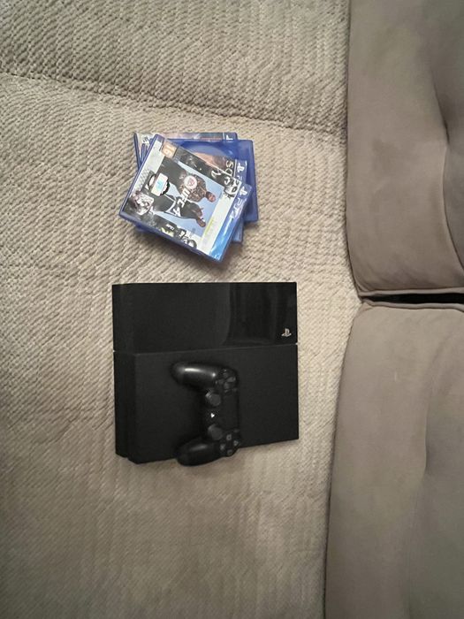 PS4 FAT + 4 игры + джойстик.