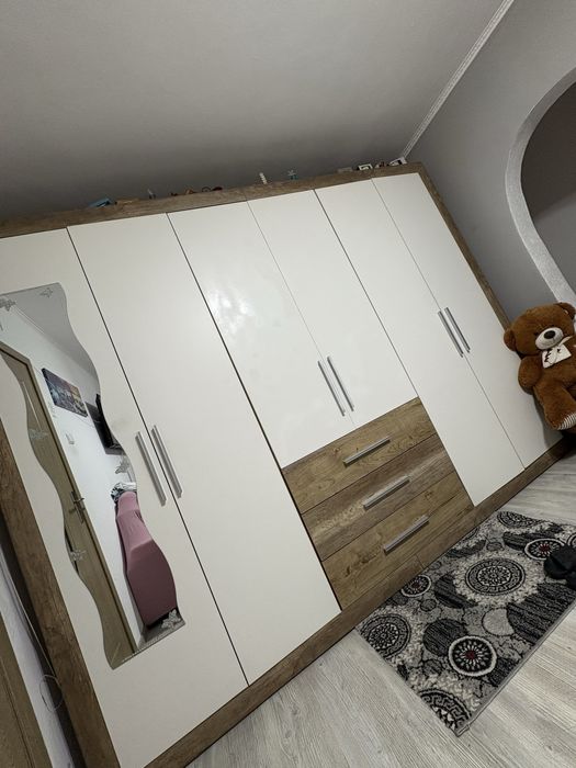 Vand dulap pentru haine cu 3 sertare foarte spatios. Stare foarte buna
