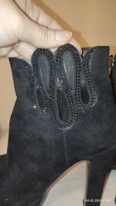 Срочно продам Сапожки замшевые .