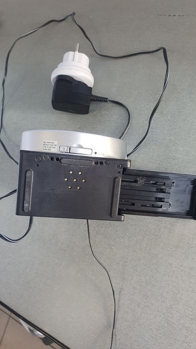 SONY "Dream Machine" cu radio digital,ceas și alarma