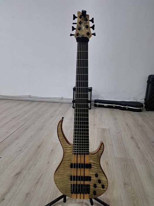 Продавам бас китара