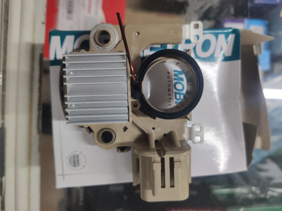 Реле заряда с щетками на Mazda