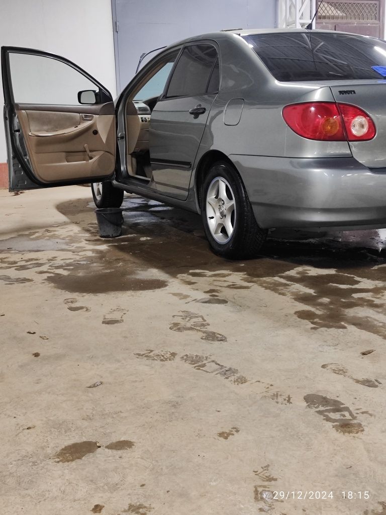 Toyota corolla 1.8 sotiladi