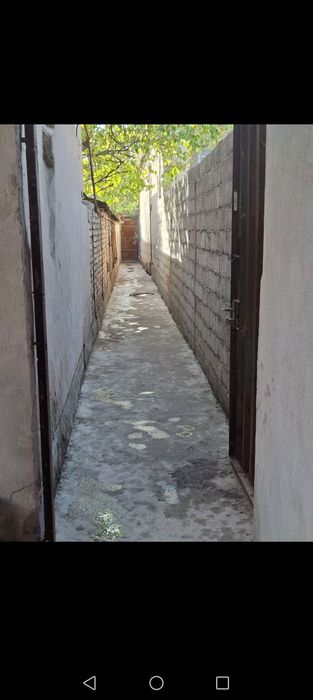 Прадается дом 1 сотка 2 комната кухня  и санузел  цена дагаварная