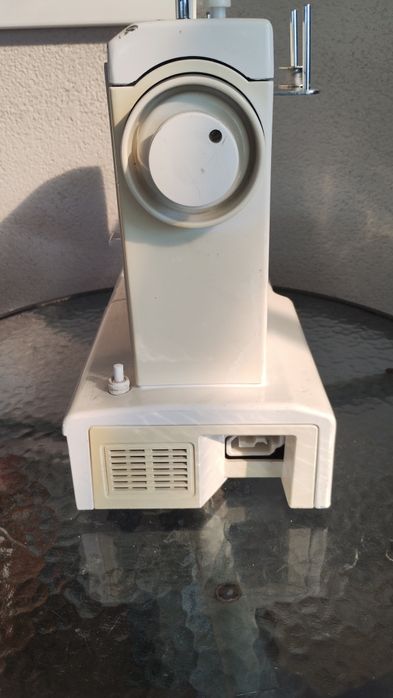 Отлично работеща шевна машина  .