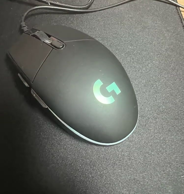 Геймърски мишки Logitech G102 в двата цвята