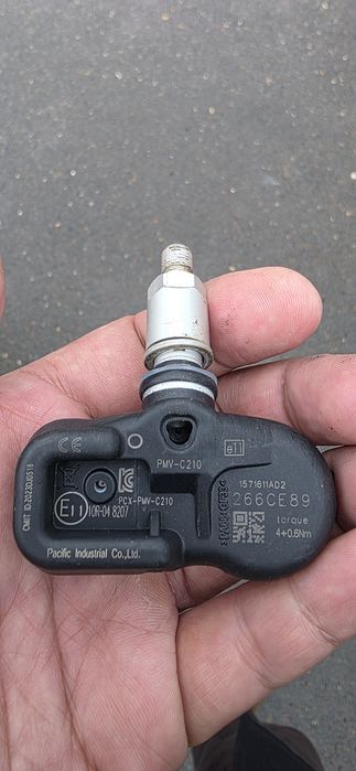 Продам датчик давления в шинах оригинал 4 штуки