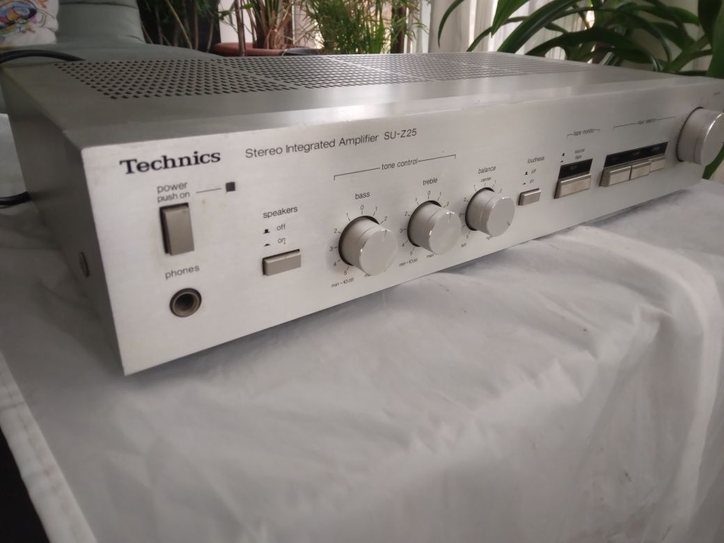 Technics SU-Z25

Stereo Integrated Amplifier (1982-83)