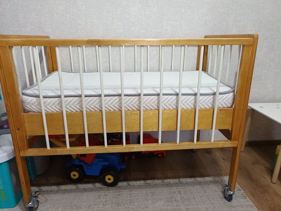 Кроватка детская с новыми колёсами.