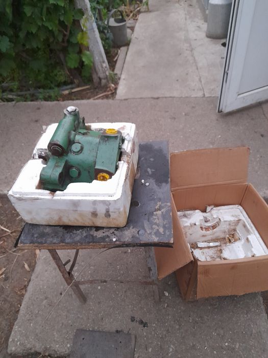 Vând pompa hidraulica tractor jhon deere