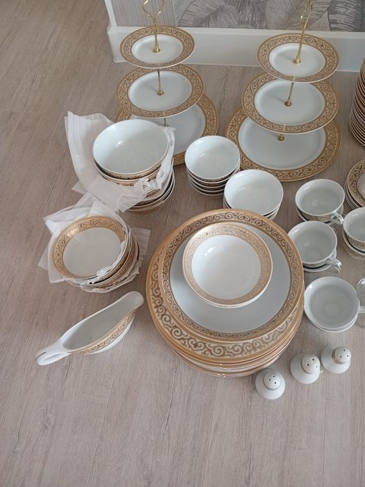 Столовый сервиз сатылады+десертница+2салатница. Дәл фотода тұрғандар,