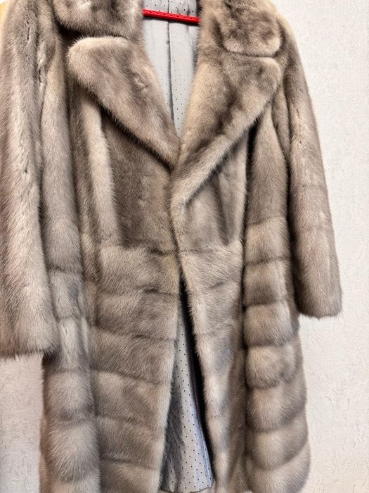 Продам шубу в хорошем состоянии, серого цвета. Торг уместен.