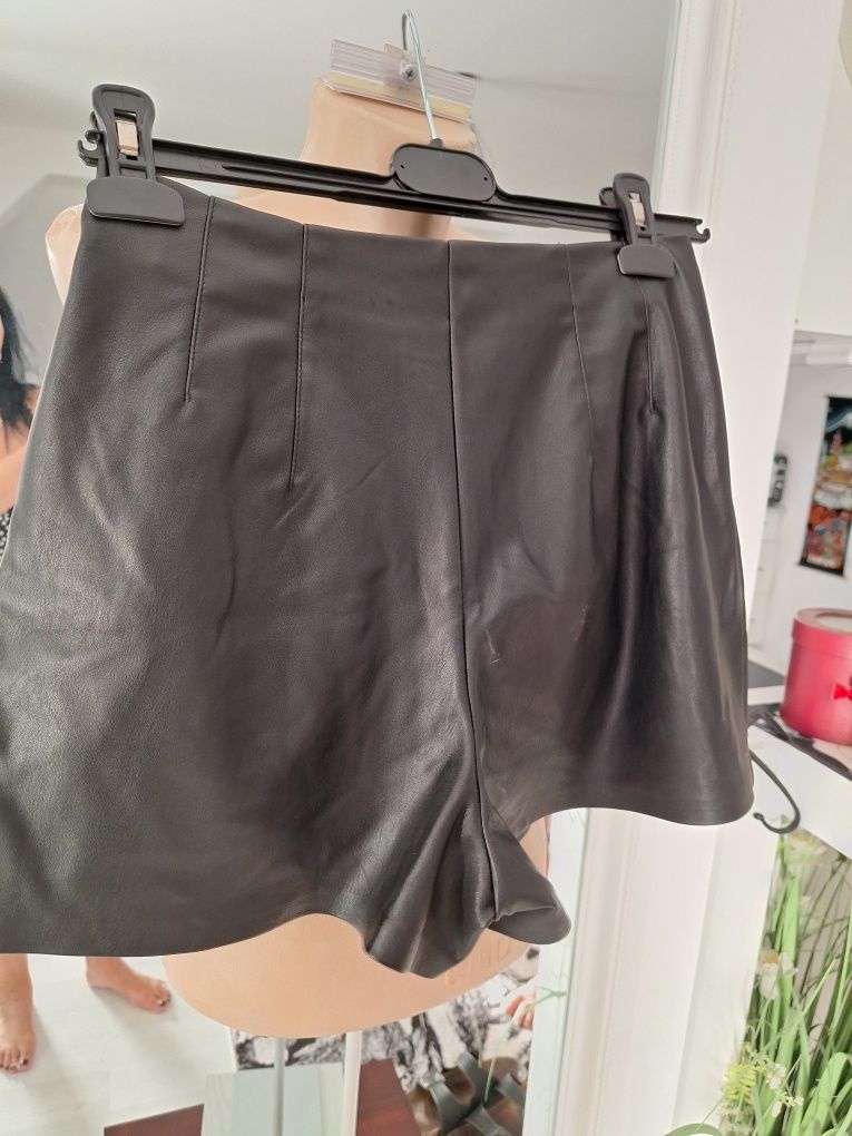 Pantaloni scurți imitatie piele Amisu M