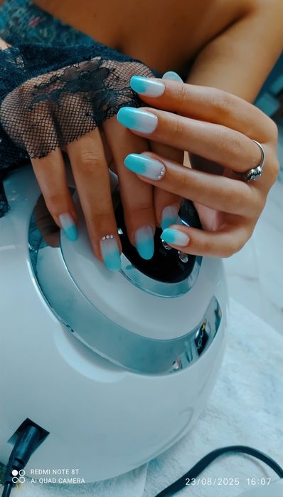 buna fetelor aplic unghii false cu gel la domiciliul meu