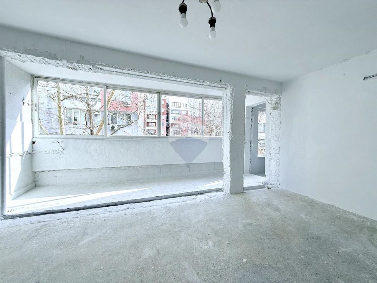Продава се Тристаен апартамент в Варна, Спортна зала - 75 кв.м за 2374 €/кв.м - Снимка #6