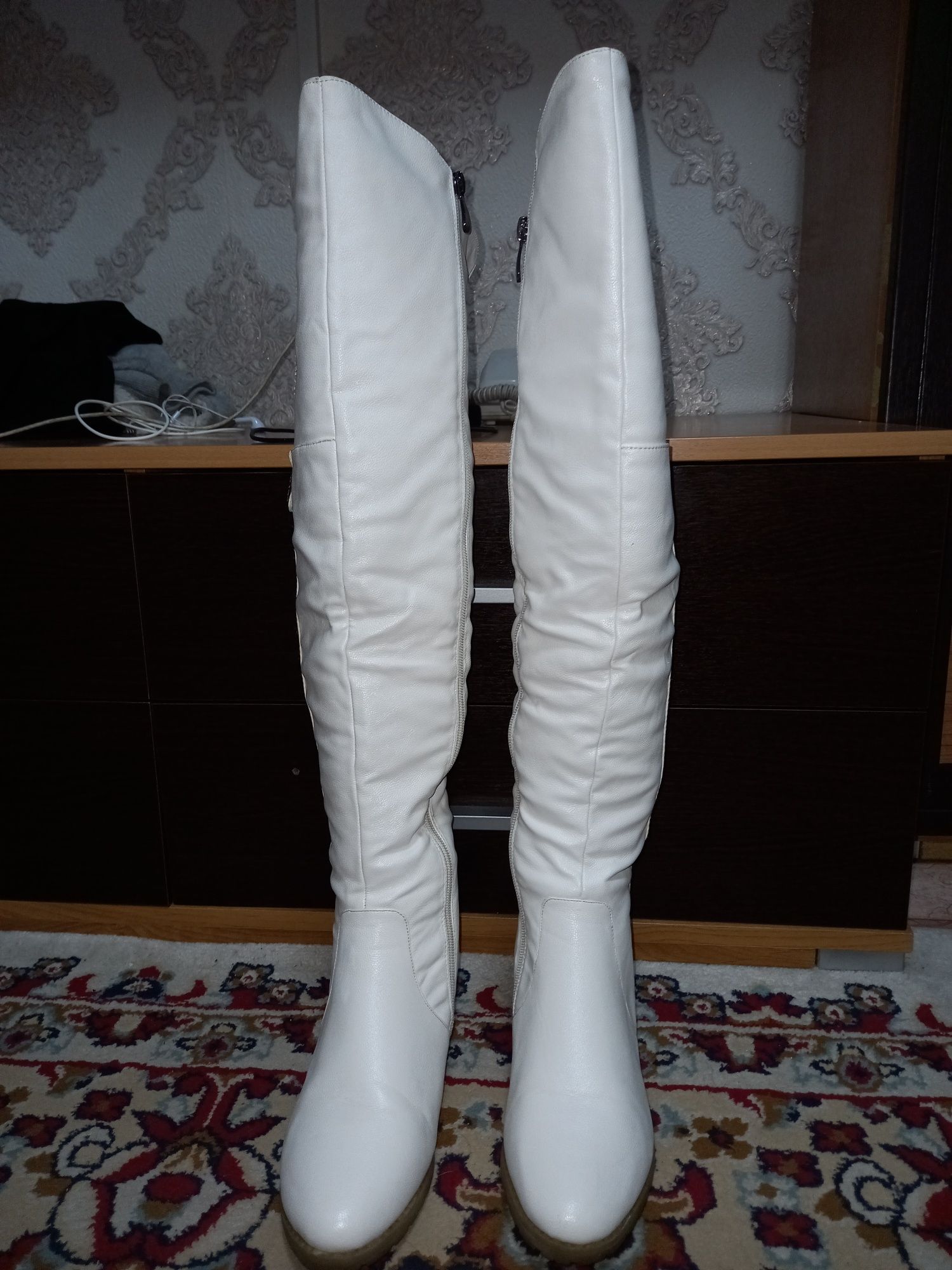 Продам белые сапоги