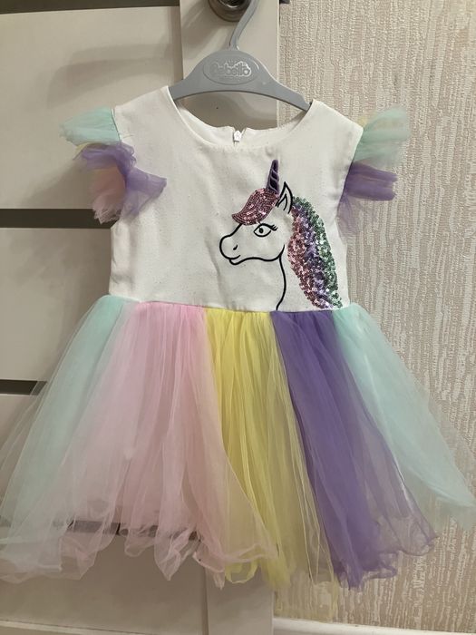 Продам платье на девочку 2-3 года