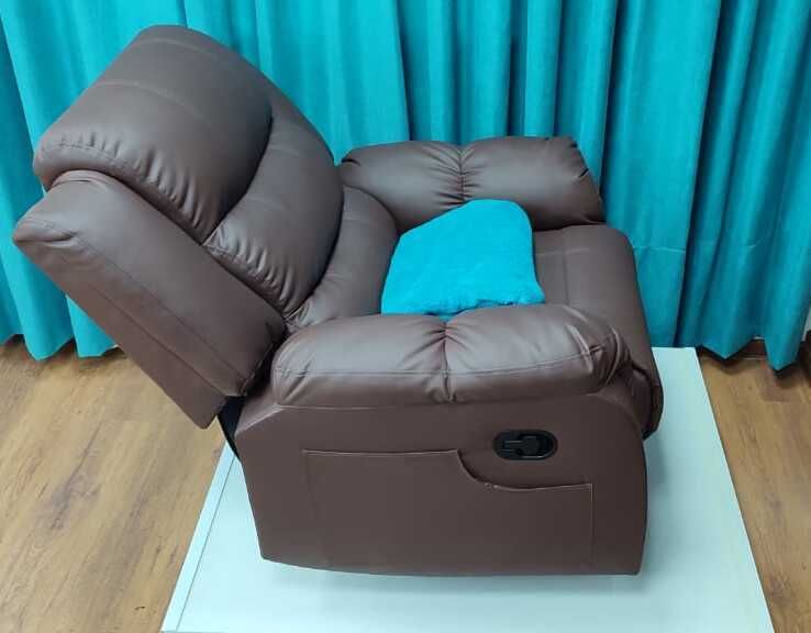Кресло-реклайнер механическое цвета шоколад для дома и бьюти. Кликайте