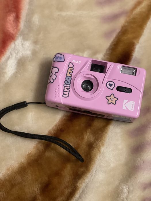 Розовый пленочный фотоаппарат kodak m35