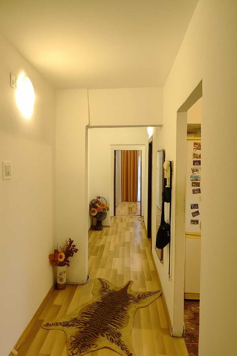 Vând apartament 5 camere, 100 mp, decomandat, 2 băi + 2 balcoane