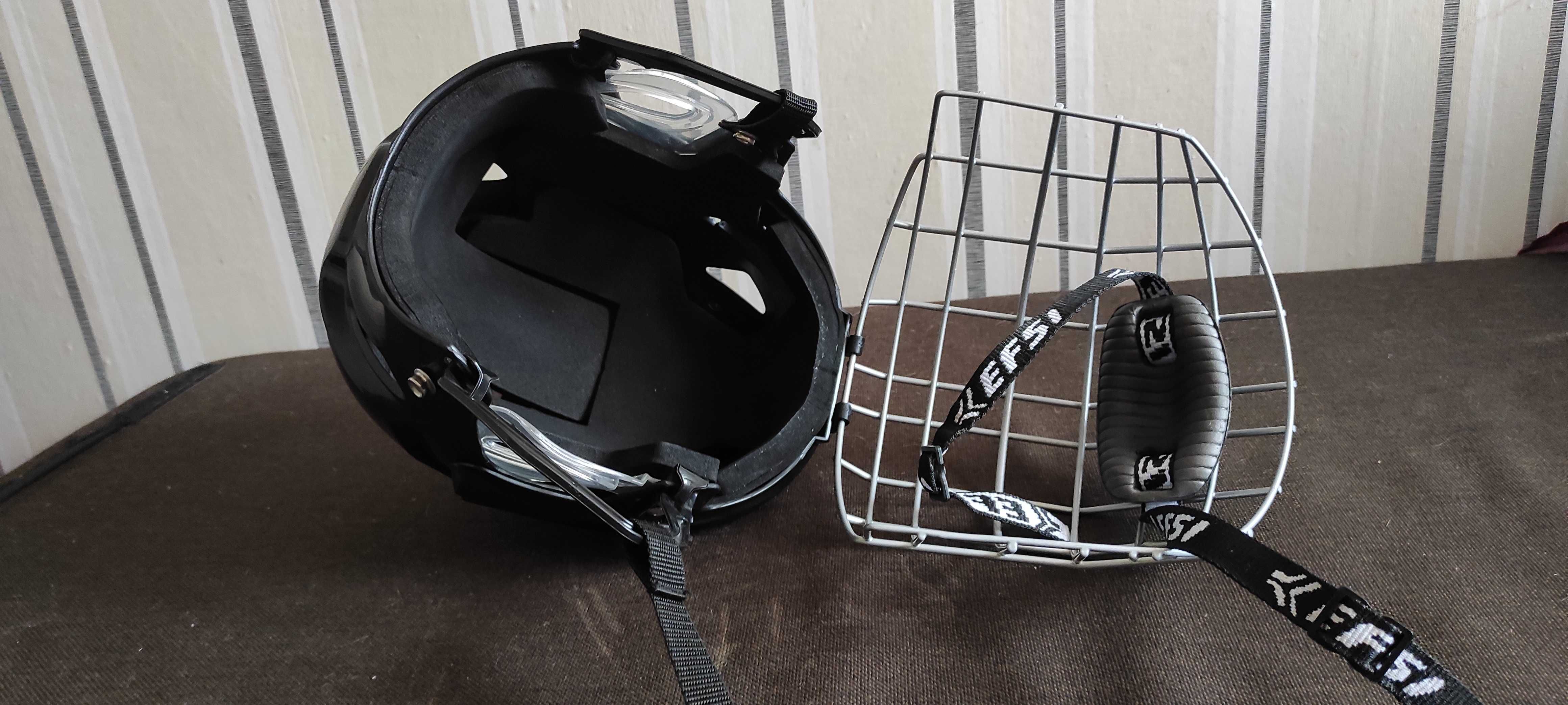 Хоккейный шлем с маской.